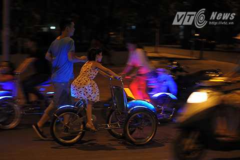 Thót tim xích lô mini 'đại náo', lạng lách đánh võng trước mũi ô tô