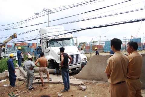 'Hung thần' container đâm gãy trụ điện, sập tường nhà dân