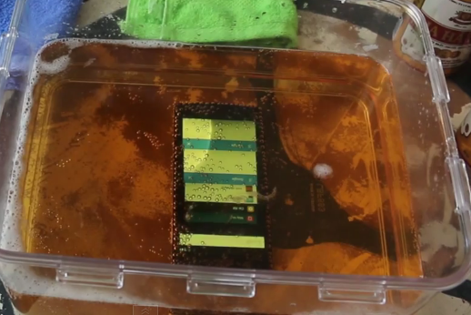 Ngâm trong bia 3 tiếng, Bphone vẫn hoạt động tốt