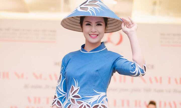 NTK Minh Hạnh mang áo dài, nón lá Việt Nam đến đất Mỹ