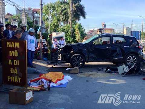 Hà Nội: Tàu hỏa húc văng ô tô, 6 người thương vong