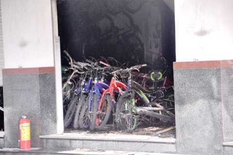 Cháy lớn giữa Sài Gòn, hàng trăm chiếc xe đạp bị thiêu rụi