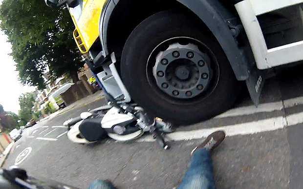 Clip: 'Quái vật' Ducati Monster hơn 6.000 USD bị xe tải nghiền nát