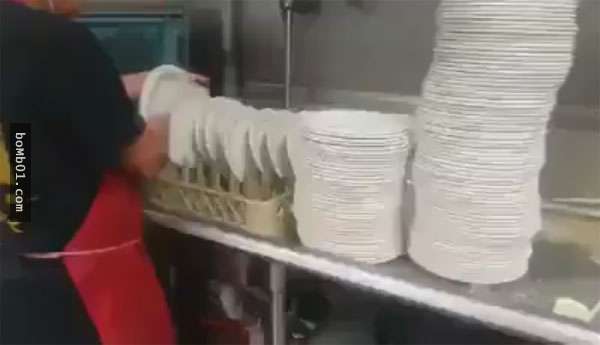 Clip: Choáng với chàng trai xếp đĩa nhanh như máy