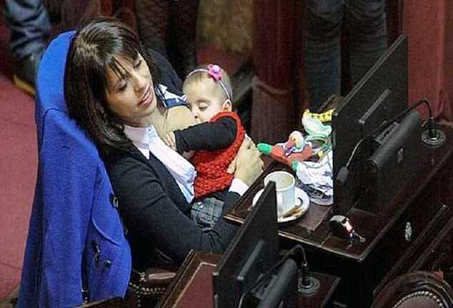 Nữ nghị sỹ vạch áo cho con bú ngay giữa nghị trường