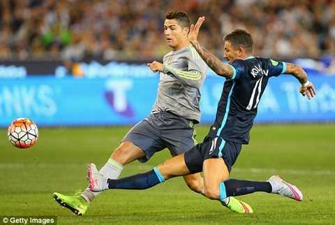 Ronaldo lập công, Real Madrid vùi dập Man City
