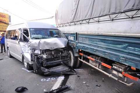 Xe tải húc hàng loạt xe dừng đèn đỏ, nhiều người nhập viện