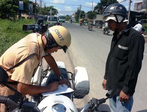 TP.HCM ra quân 'xử' xe ba gác chở hàng cồng kềnh