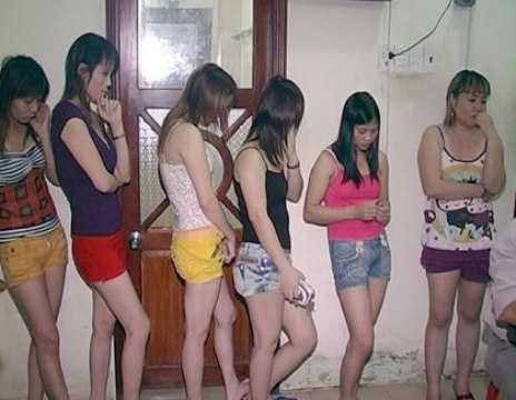 Bị kịch con gái bị lừa bán dâm, mẹ mang tiền đến chuộc