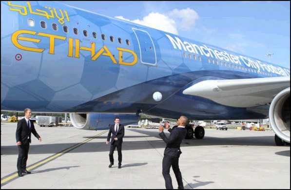 Phóng viên VTC News đón Man City tại cửa máy bay