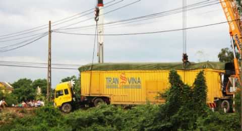 Tàu hỏa đâm container văng xa hàng chục mét