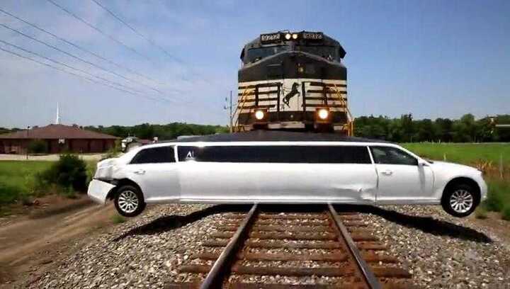 Khi xe Limosine chặn đường tàu hỏa