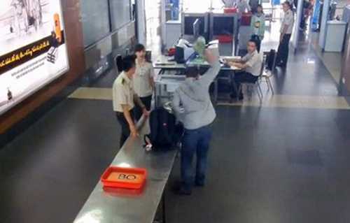 Hành khách dọa có bom, mở cử thoát hiểm trên máy bay