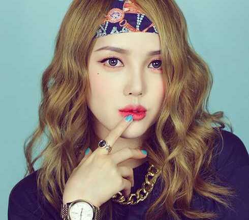 Hot girl Hàn xinh như búp bê được mệnh danh 'phù thủy trang điểm'