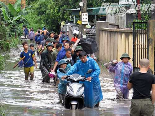 Gần trăm hộ dân bị nhấn chìm sau trận 'đại hồng thủy' bùn đất, xỉ than
