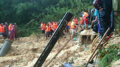 Ảnh: Đào bới ngôi nhà sập, tìm kiếm 5 người mất tích ở Quảng Ninh