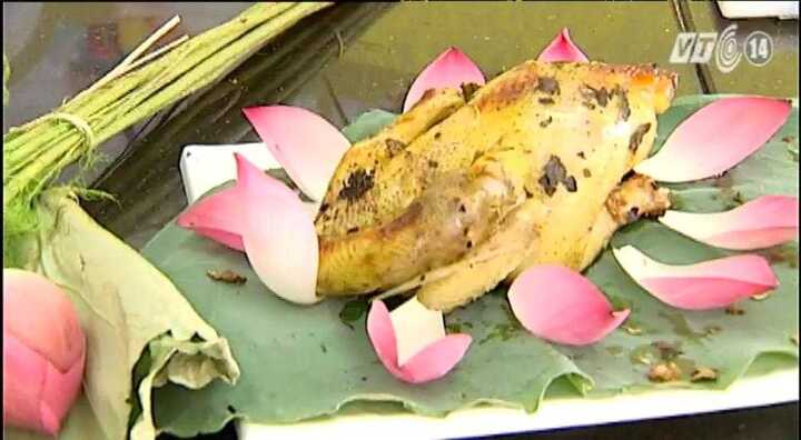 Món ngon chữa mất ngủ: Gà nướng lá sen