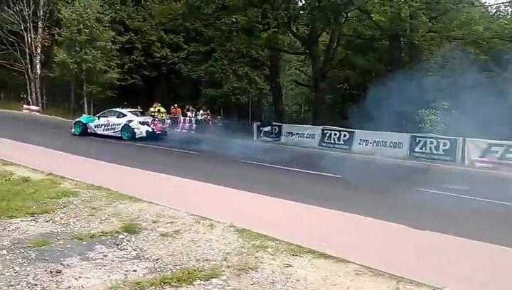 Clip: Xe đua drift văng lốp xe vào khán giả
