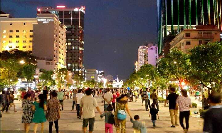 TP.HCM ra nhiều 'lệnh cấm' trên phố đi bộ Nguyễn Huệ