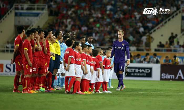 Báo Anh chê tơi tả phiên dịch trận Việt Nam-Man City