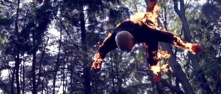 Người đàn ông nhảy múa với cơ thể bốc cháy