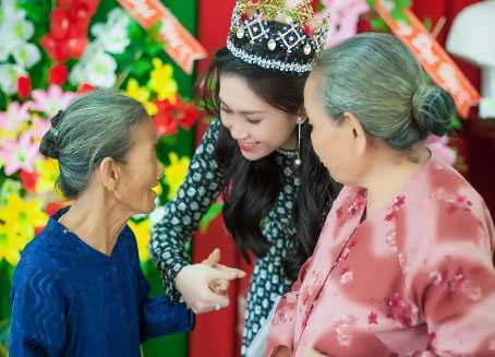 Hoa hậu đông Nam Á Triều Thu xúc động bên các Mẹ Việt Nam anh hùng