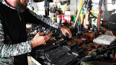 IS bán dao chặt đầu trong cửa hàng đồ lưu niệm