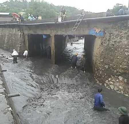 Bất chấp mưa lớn, người dân Quảng Ninh vẫn lội suối vớt than