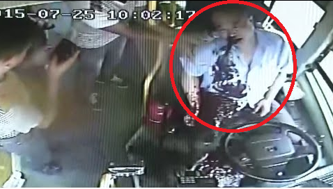 Clip: Tài xế xe buýt tấp xe vào lề đường trước khi máu mũi, miệng trào dữ dội