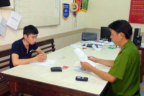 Bắt 4 kẻ trong băng nhóm lừa đảo hơn 1 tỷ đồng qua mạng