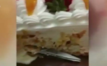 Clip: Tìm thấy một cái kéo trong bánh sinh nhật