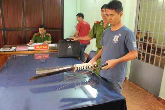 Tạm giữ 5 đối tượng chém nhau loạn xạ trước quán bar tại Đồng Nai