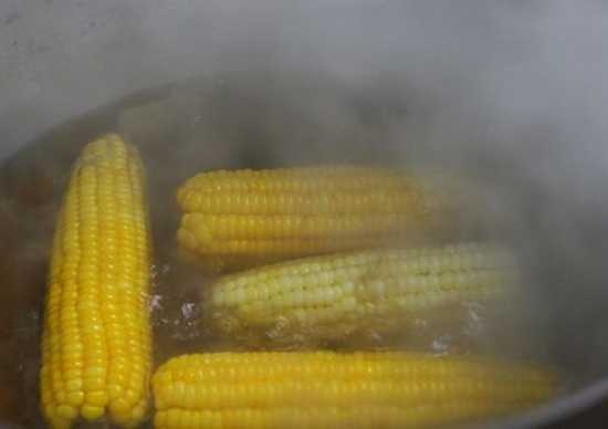 Thực hư tin đồn luộc chín ngô, khoai bằng bột thông cống?