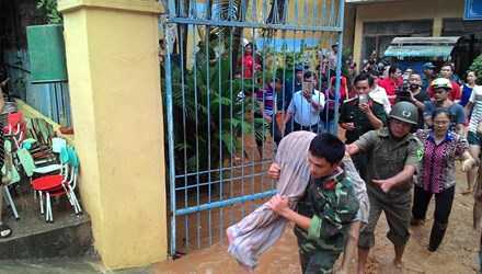 Bị nước lũ cuốn trôi xuống cống, ông cụ 81 tuổi thoát chết