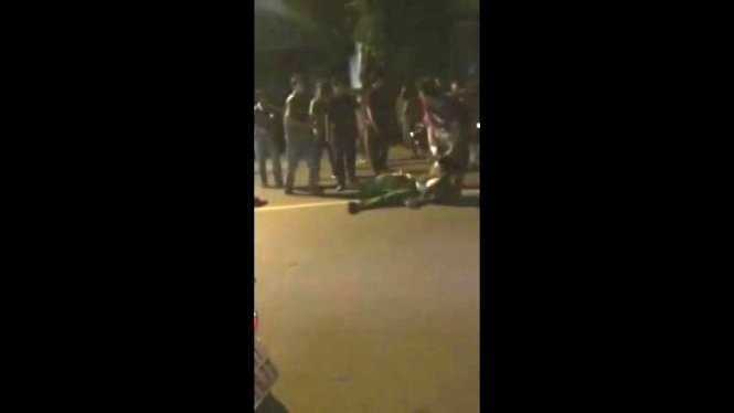 Một công an bị hành hung giữa đường