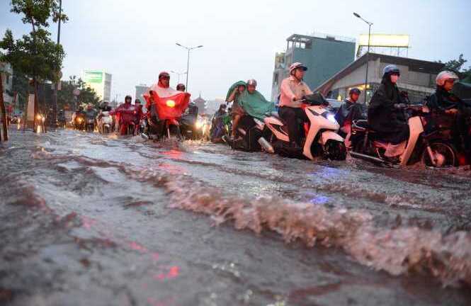 Nước mưa tạo 'sóng' trên phố Sài Gòn