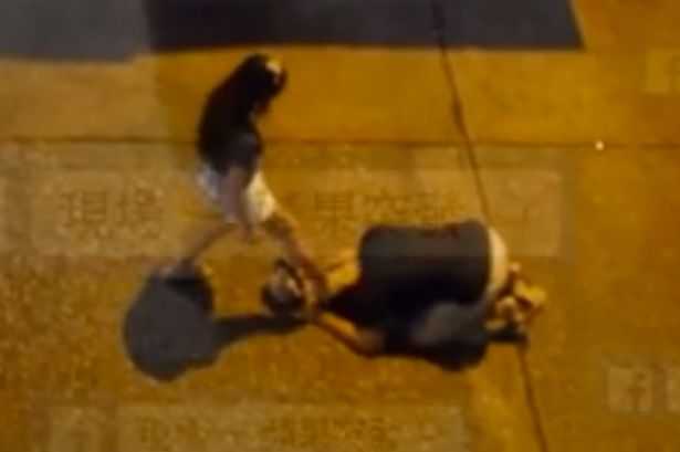 Clip: Quỳ rạp xuống chân bạn gái cầu xin, chàng trai bị đánh tơi bời