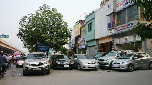 Cửa hàng xe hơi 'cướp' vỉa hè: Chính quyền vào cuộc 'dẹp loạn'