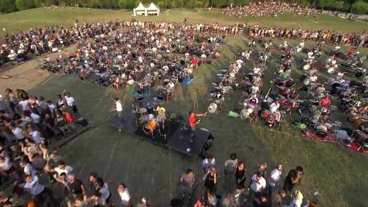 Choáng váng clip 1000 người biểu diễn kêu gọi nhóm Foo Fighter đến Ý