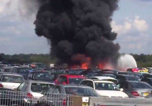 Clip: Kinh hoàng máy bay đâm xuống bãi đỗ ôtô, bốc cháy ngùn ngụt