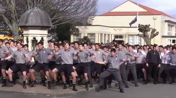 Video: Nam sinh nhảy vũ điệu thổ dân dũng mãnh trong lễ tang thầy giáo