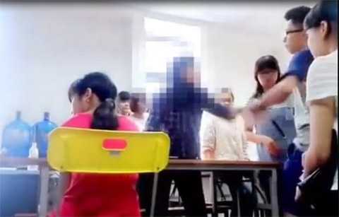 Hàng loạt vụ mắng chửi học trò khiến dân mạng bức xúc