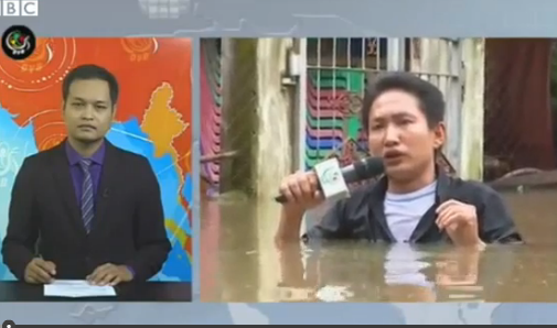 Video: Phóng viên đưa tin khi nước ngập tới ngực