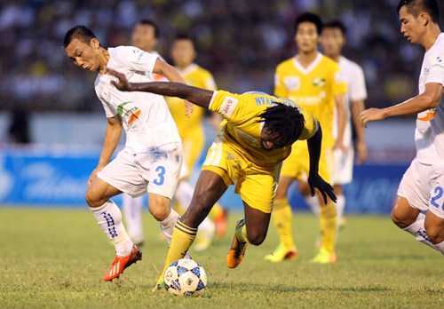 Trả nợ thành công, FLC Thanh Hóa áp sát ngôi đầu bảng