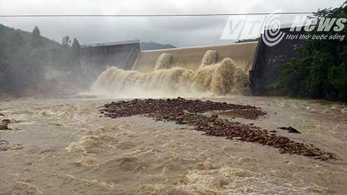 Mưa lớn, nước sông dâng ồ ạt đe doạ nhấn chìm Quảng Ninh