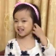 Clip bé gái nịnh mẹ ‘dẻo như kẹo’ gây sốt cộng đồng mạng