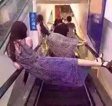 Kỹ năng đi thang cuốn an toàn