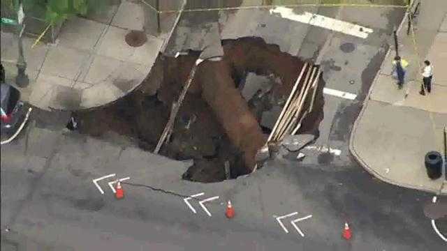 Kinh hoàng hố tử thần 'nuốt chửng' ngã ba đường ở Mỹ