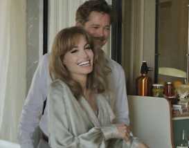 10 năm sau Mr. & Mrs. Smith, Angelina Jolie lại dịu dàng bên Brad Pitt