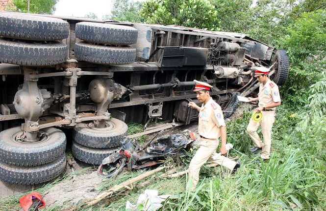 Xe tải đâm chết 3 chị em ruột chở nhau đi chạy thận